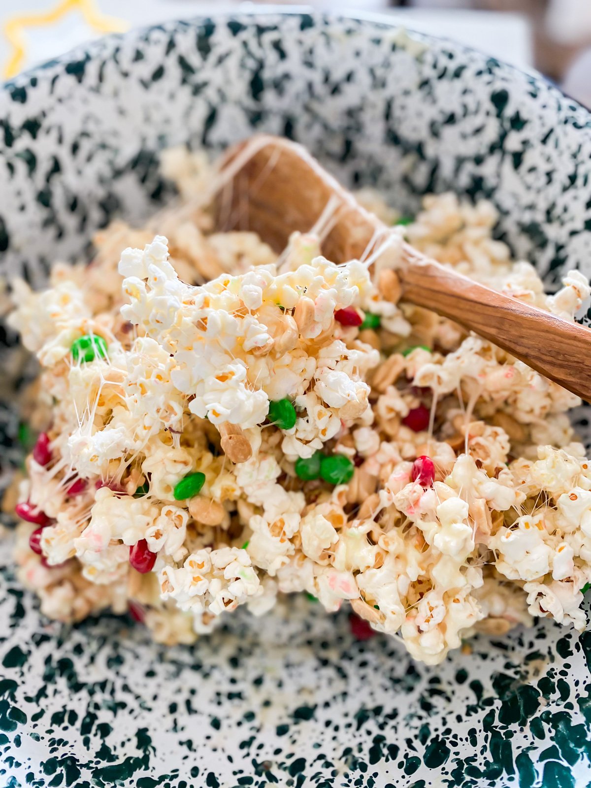 Popcorn Natal dan M&M dibuat menjadi suguhan liburan yang lezat.