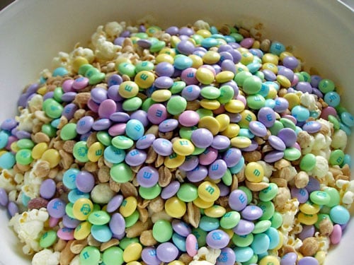 Mangkuk besar berisi bahan-bahan Kue Popcorn yang dicampur dengan M&M Mangkuk besar berisi bahan-bahan Kue Popcorn yang dicampur dengan M&M
