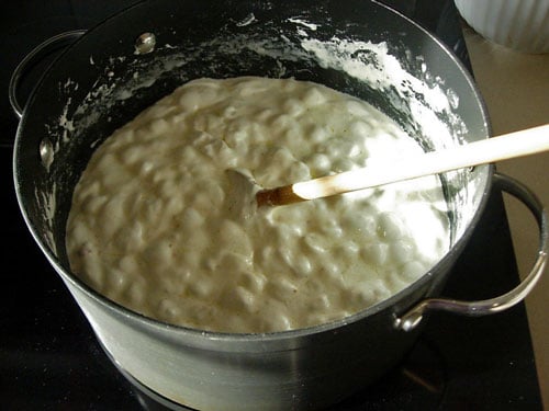 Popcorn-Kue-Marshmallow-Meleleh di atas kompor Campuran Popcorn-Kue-Marshmallow meleleh dalam panci di atas kompor