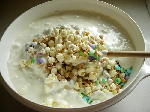 Resep Kue Popcorn tercampur Cara membuat resep kue popcorn ditampilkan langkah demi langkah. Campur semua bahan yang sudah meleleh menjadi satu.