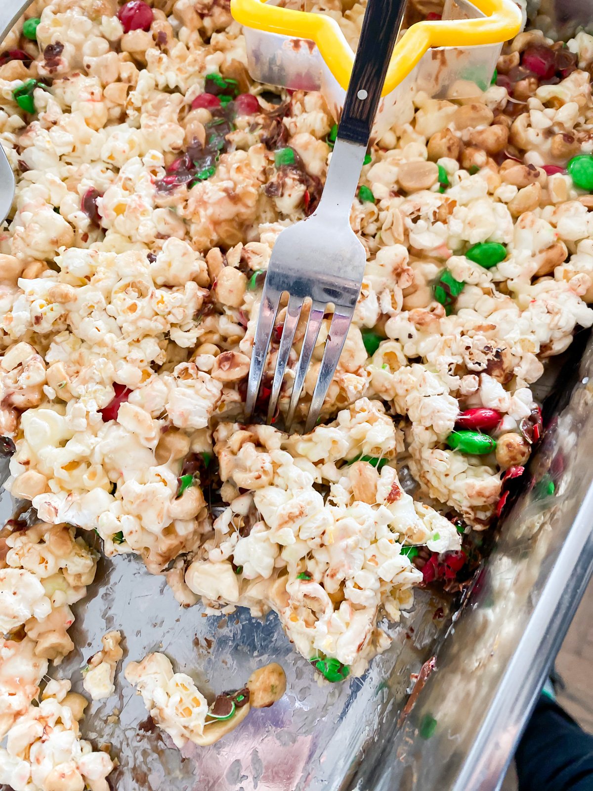 Memotong nampan popcorn berbentuk bintang alih-alih menyajikan kue Natal.