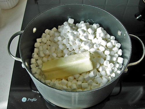 Memasak Kue Popcorn di atas kompor Bahan Popcorn-Cake dimasak di atas kompor.