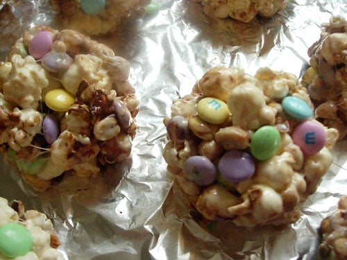 Kue popcorn di atas kertas timah Campuran popcorn dibentuk menjadi bola-bola di atas lembaran kertas timah.