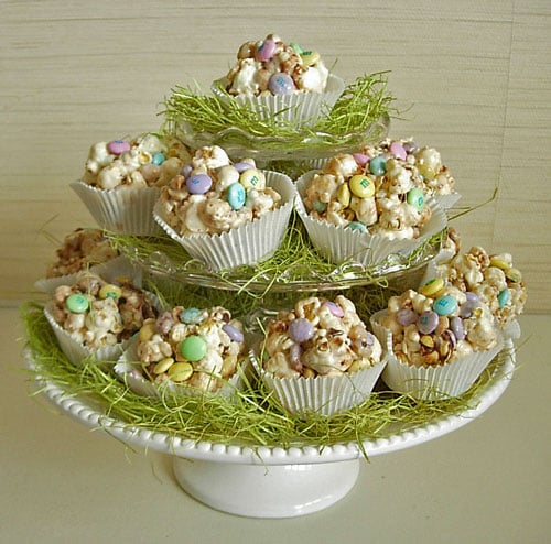 Kue popcorn yang dibuat dari resep di piring yang dihias Paskah Kue popcorn yang dibuat dari resep di piring yang dihias Paskah