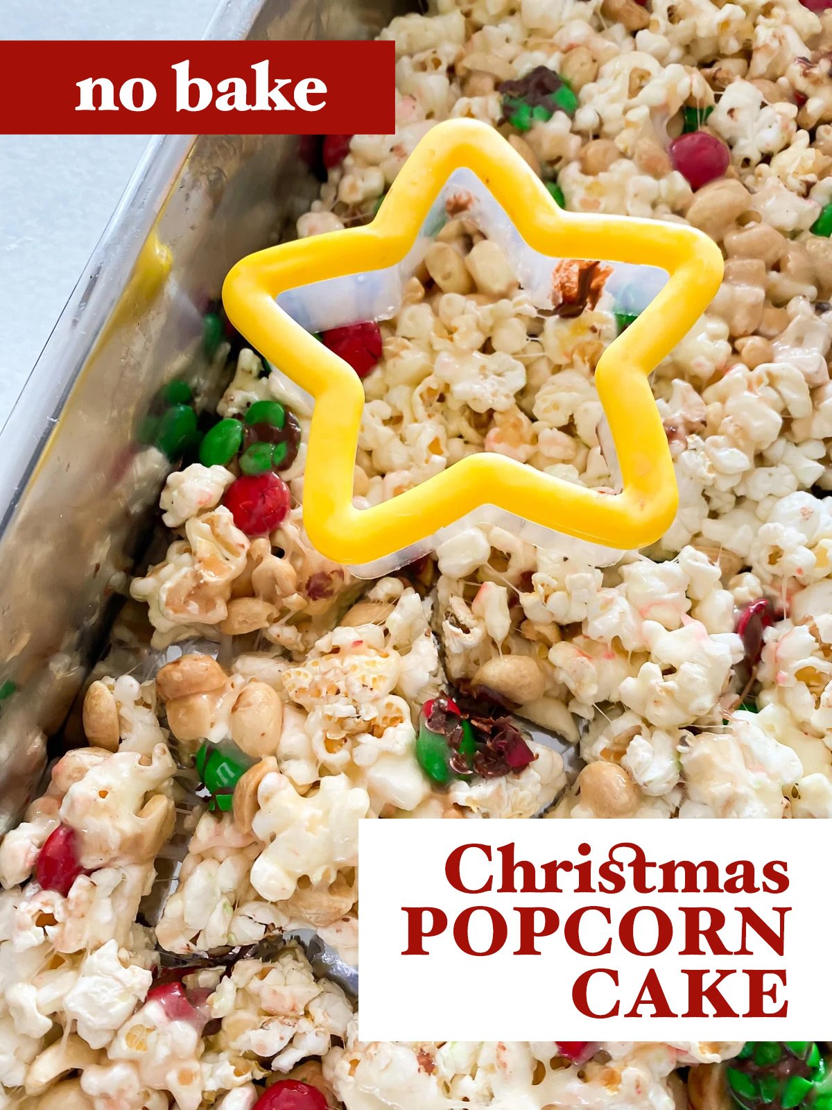 tidak perlu memanggang Kue Popcorn Natal dalam loyang dengan pemotong kue.