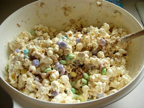 Popcorn-kue-dicampur dalam mangkuk Popcorn-kue-dicampur dalam mangkuk.