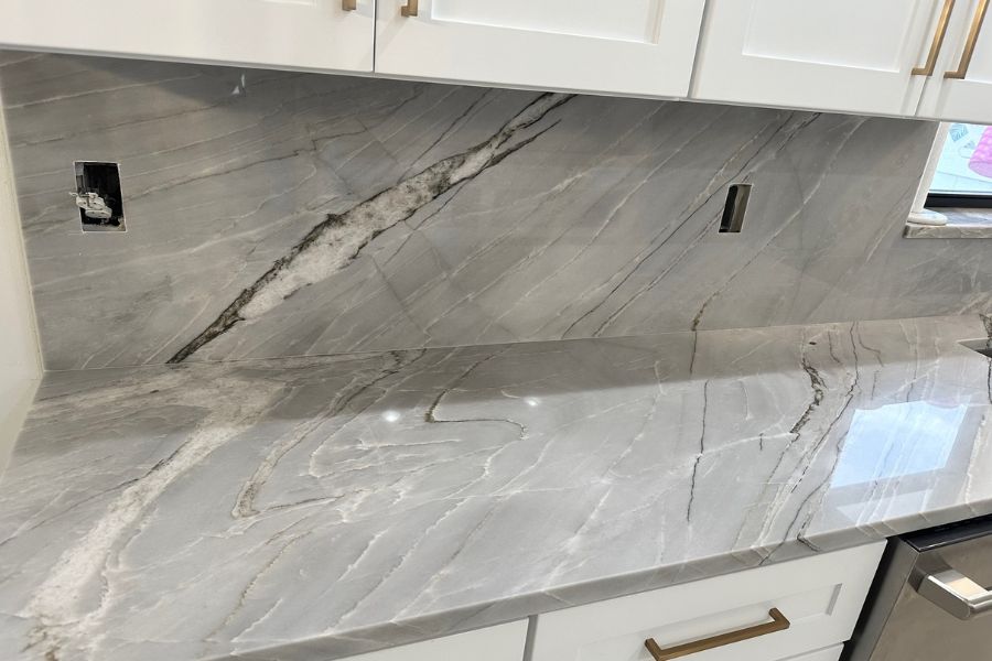 backsplash marmer tinggi penuh