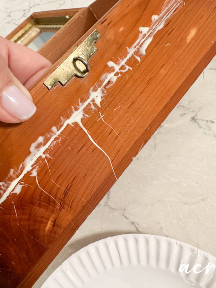 lem pada retak kotak cedar