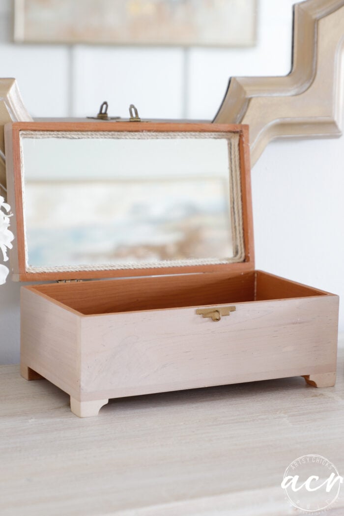 Di dalam kotak cedar dan cermin atas