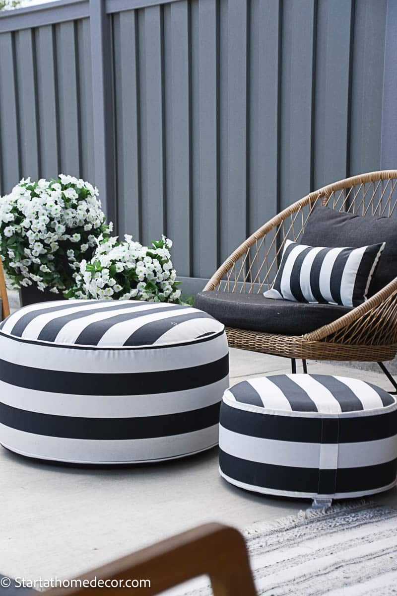 furnitur bergaris halaman belakang