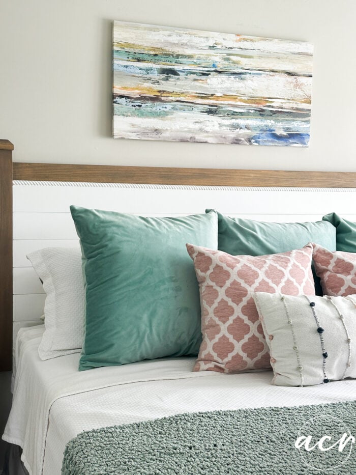 tempat tidur dengan bantal aqua