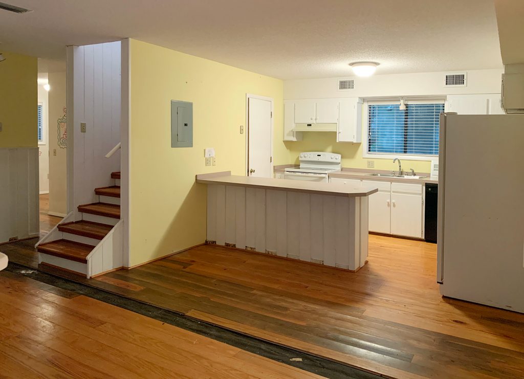 Sebelum foto dapur dengan dinding kuning dan lubang di lantai