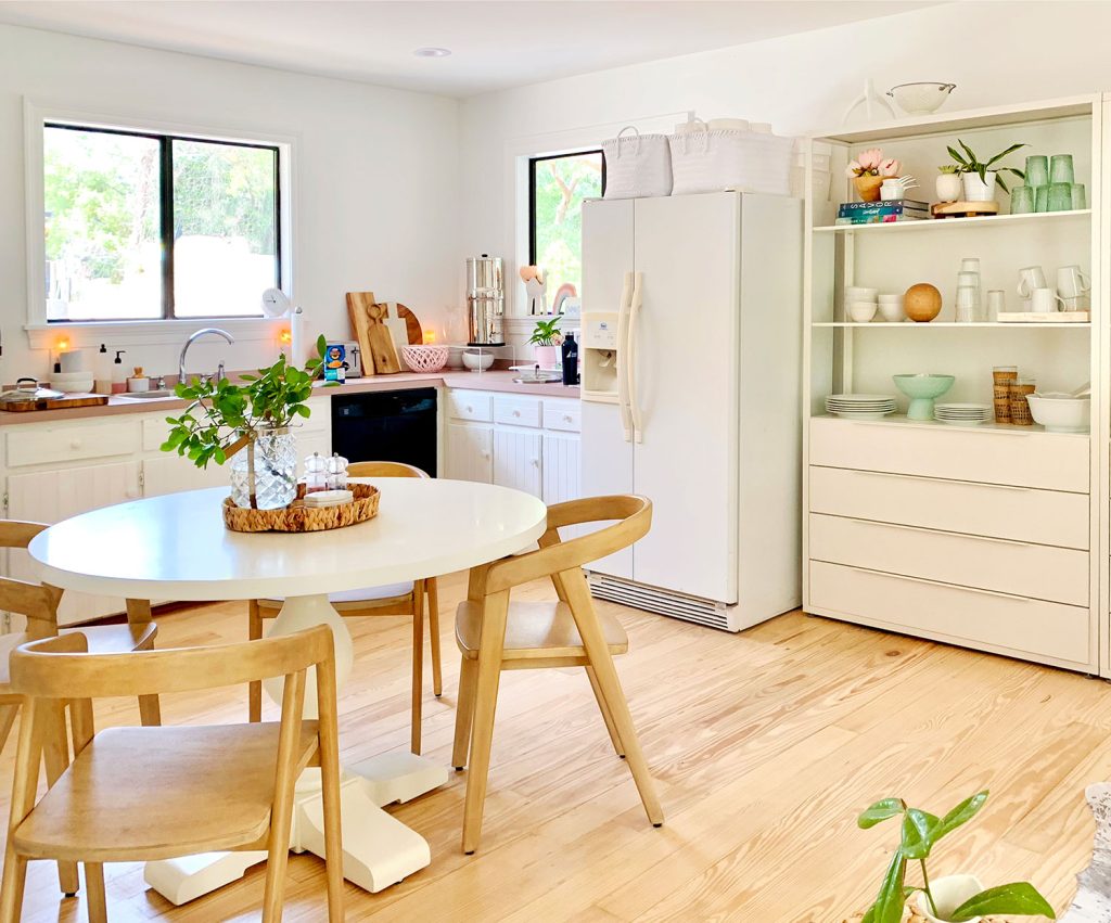 Sebelum foto dapur dengan kulkas putih dan rak ikea