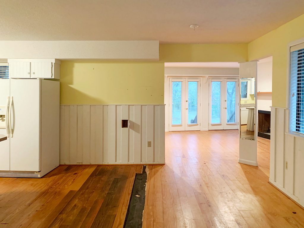 Sebelum foto dapur dengan pintu terbuka lebar ke bekas ruang tamu