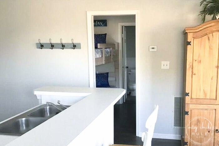 Kabinet kayu dan pemandangan dapur, tempat tidur susun di ceruk