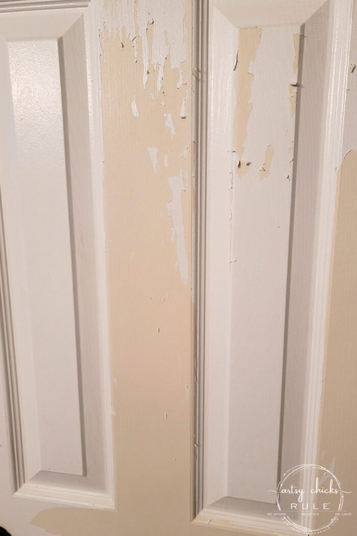 Mengupas cat di pintu