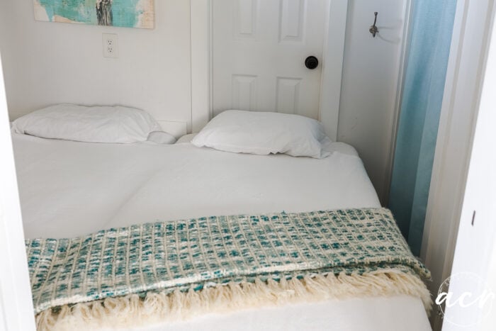 Tempat tidur single berubah menjadi satu tempat tidur besar mengambil ruang di ceruk kecil