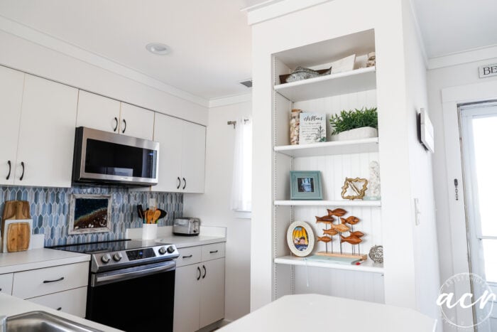 Melihat ke dapur di lemari, microwave dan kompor