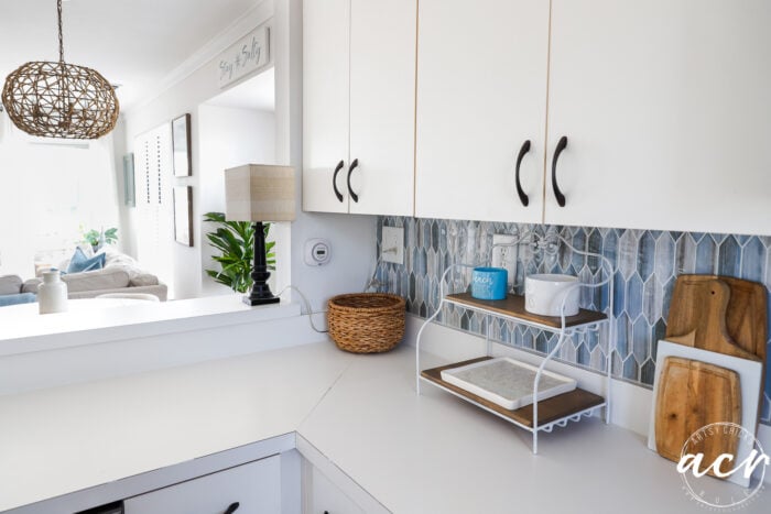 Lemari putih dengan backsplash ubin vinil biru