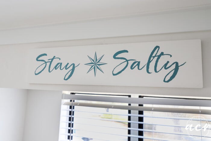 Tanda Biru dan Putih Stay Salty Over Window