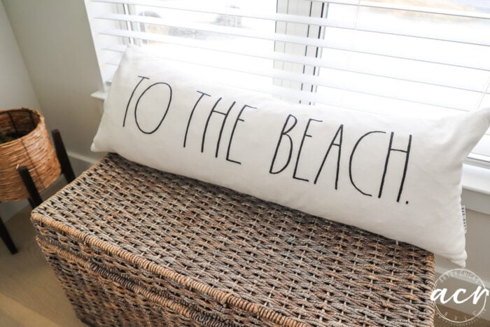 Bantal putih di keranjang yang bertuliskan ke pantai