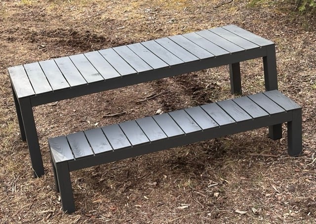 Piket pagar cedar di atas meja