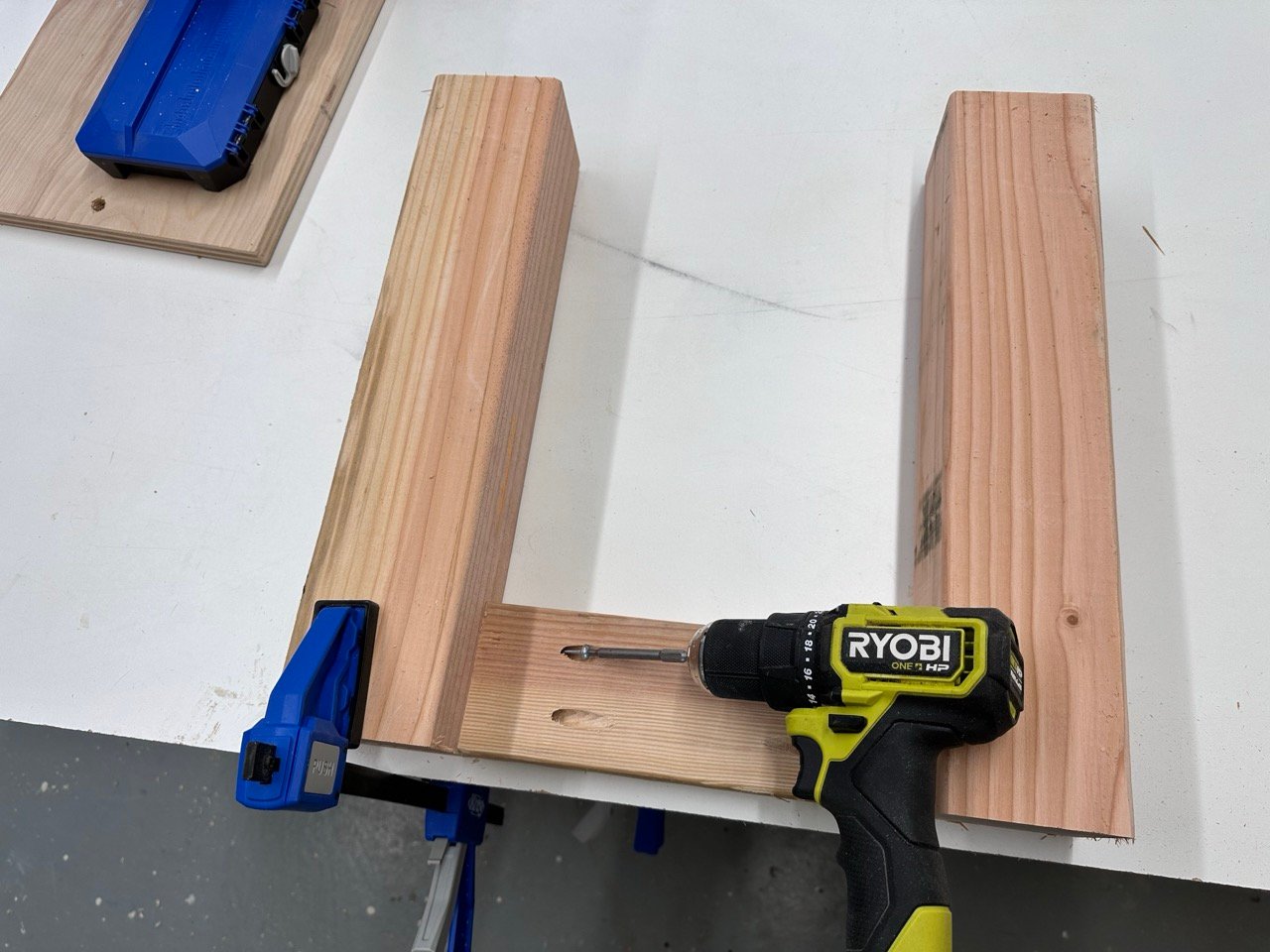 memperkuat kaki di atas meja diy