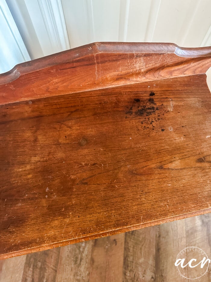 bagian atas wastafel bernoda kayu dengan noda tinta