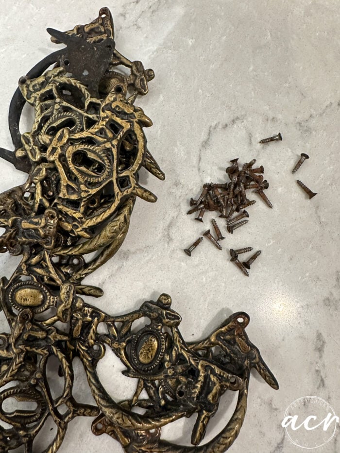 Perangkat keras emas dan hitam tua di meja