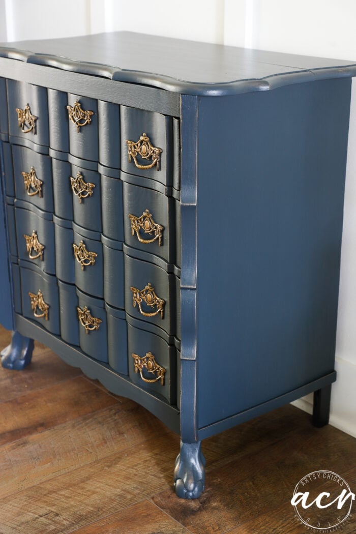 lemari biru dari sisi lain