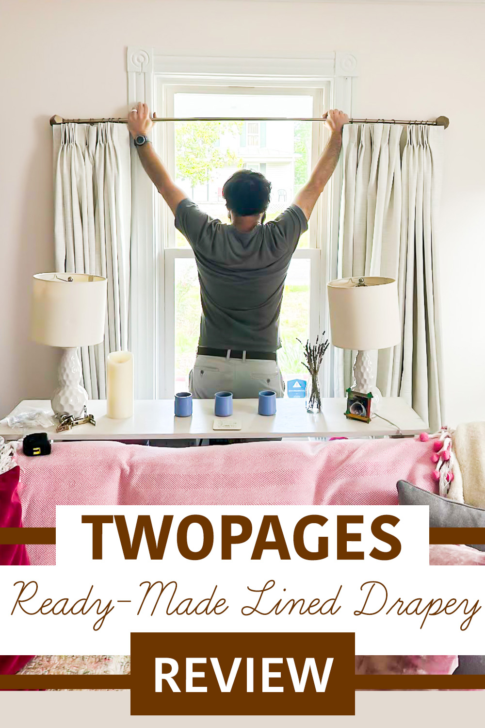 Pria menggantung tirai di depan jendela. Teks mengatakan: Twopages Tinjauan Drapery Lined Ready-Buatan.