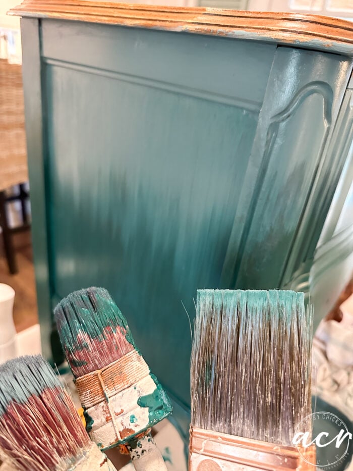 memadukan biru muda dengan biru gelap