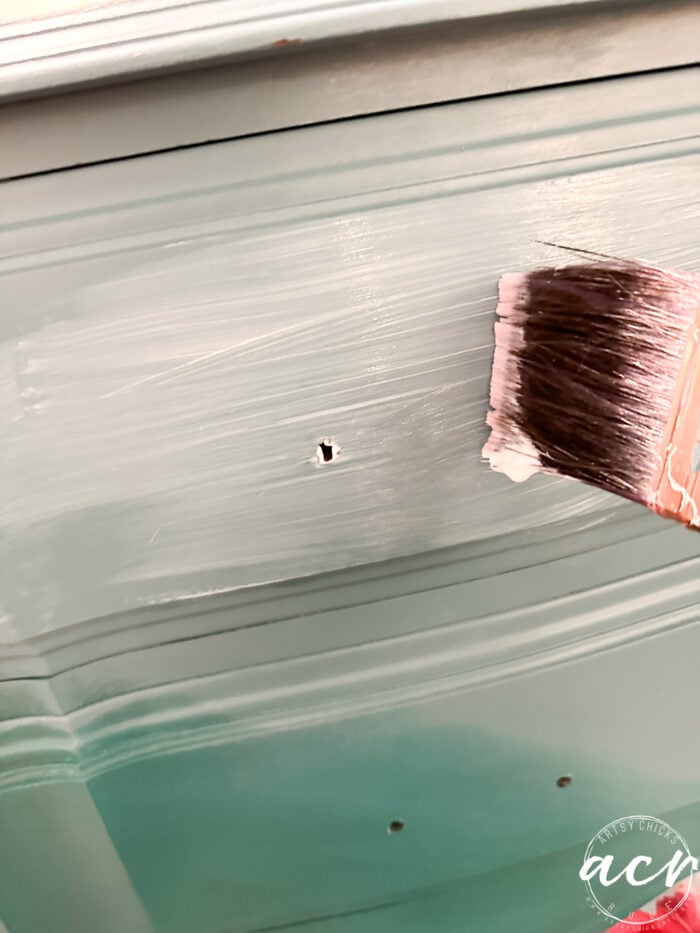 Menerapkan gel decoupage ke bagian depan nightstand