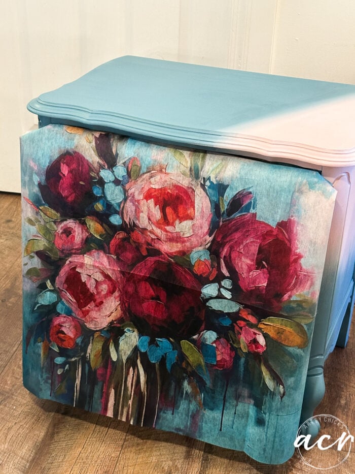 Decoupage serat berbaring di depan dengan atasan merah muda dan biru