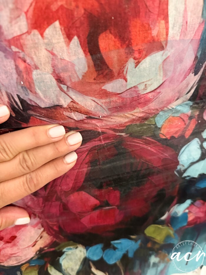 menekan serat decoupage ke dalam gel