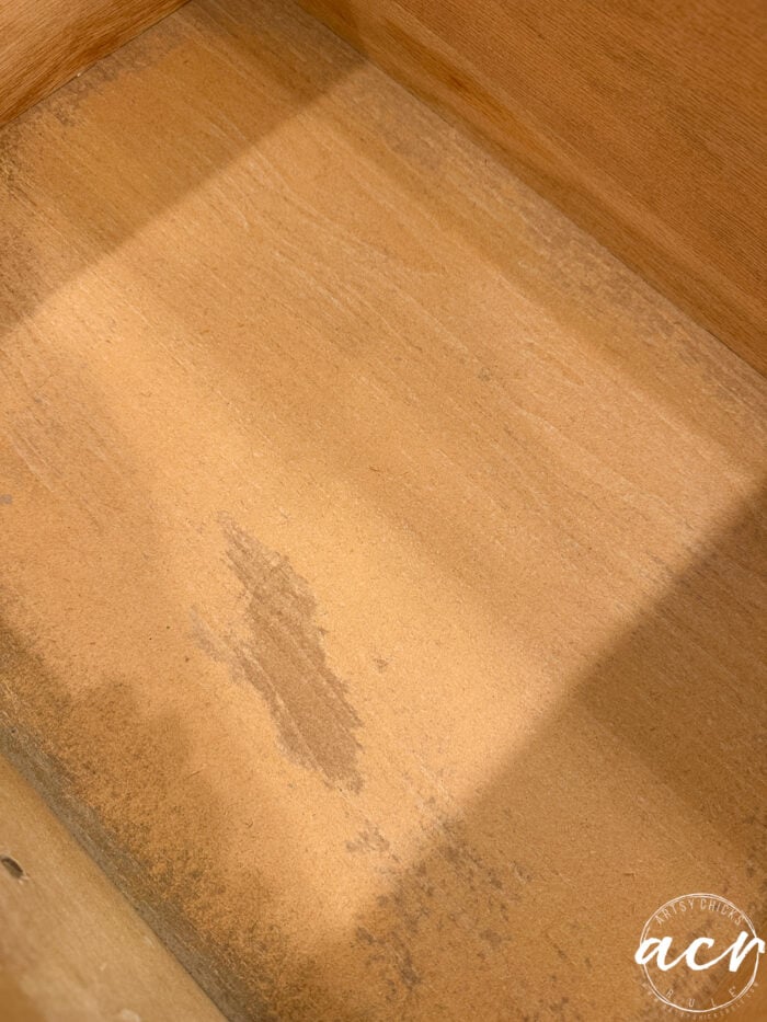 di dalam laci dengan papan partikel