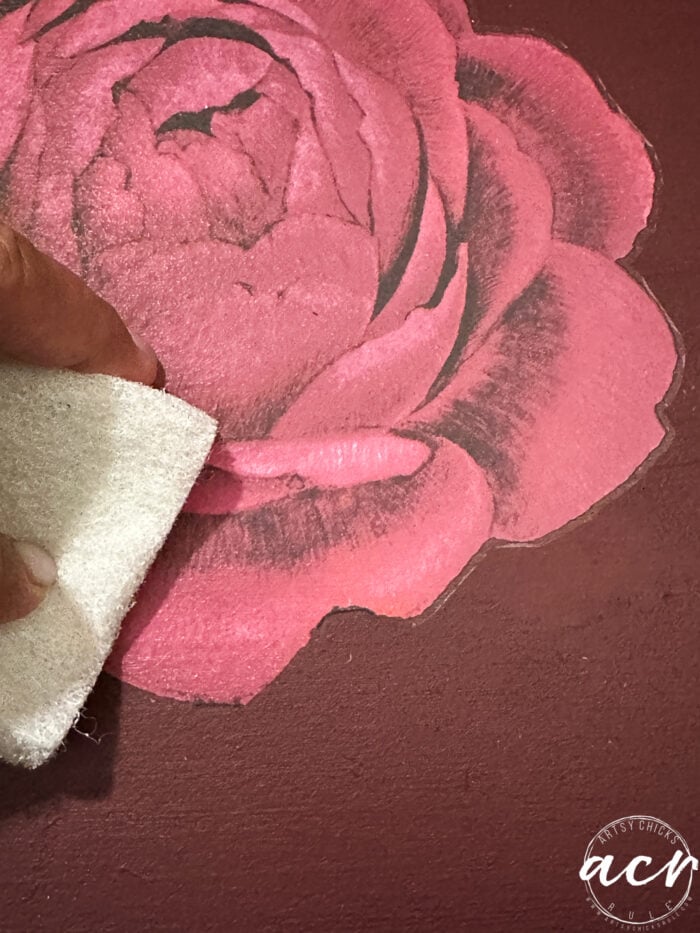 Mawar merah di bagian bawah laci