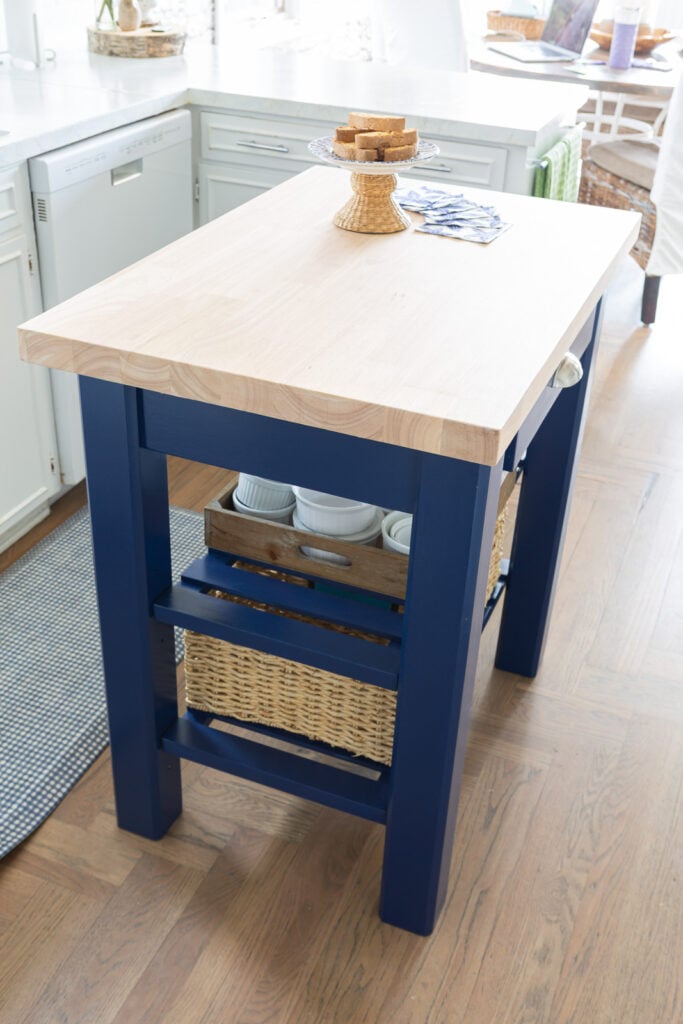 Melihat ke bawah ke Pulau Kayu dari Wayfair setelah dicat menggunakan warna Sherwin Williams Blues warna cat.