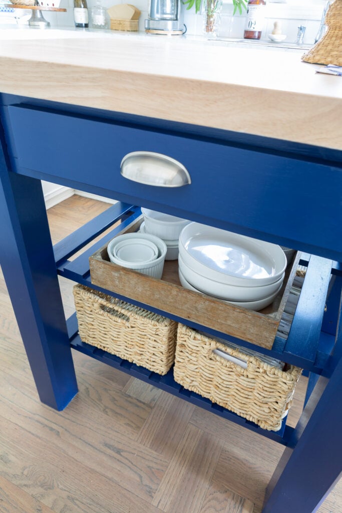 Close Up dari Painted Kitchen Work Table Island dengan dua rak dan laci untuk penyimpanan.