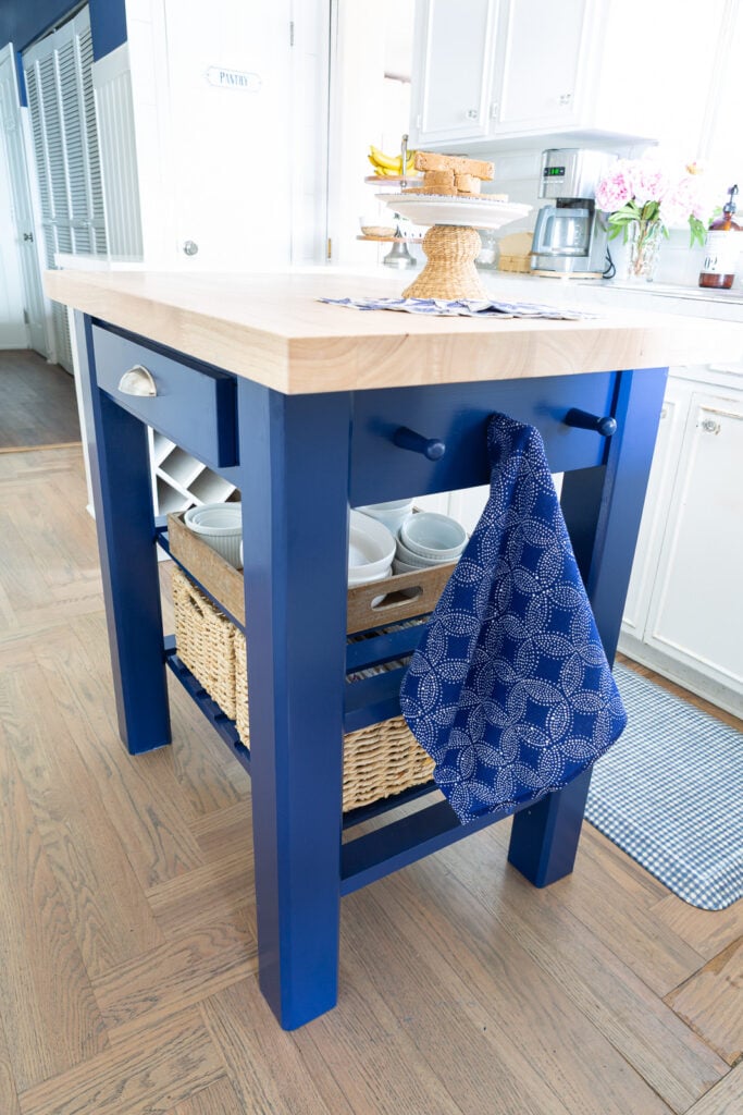 Setelah foto Pulau Dapur Just Painted dalam warna biru warna dari Sherwin Williams.