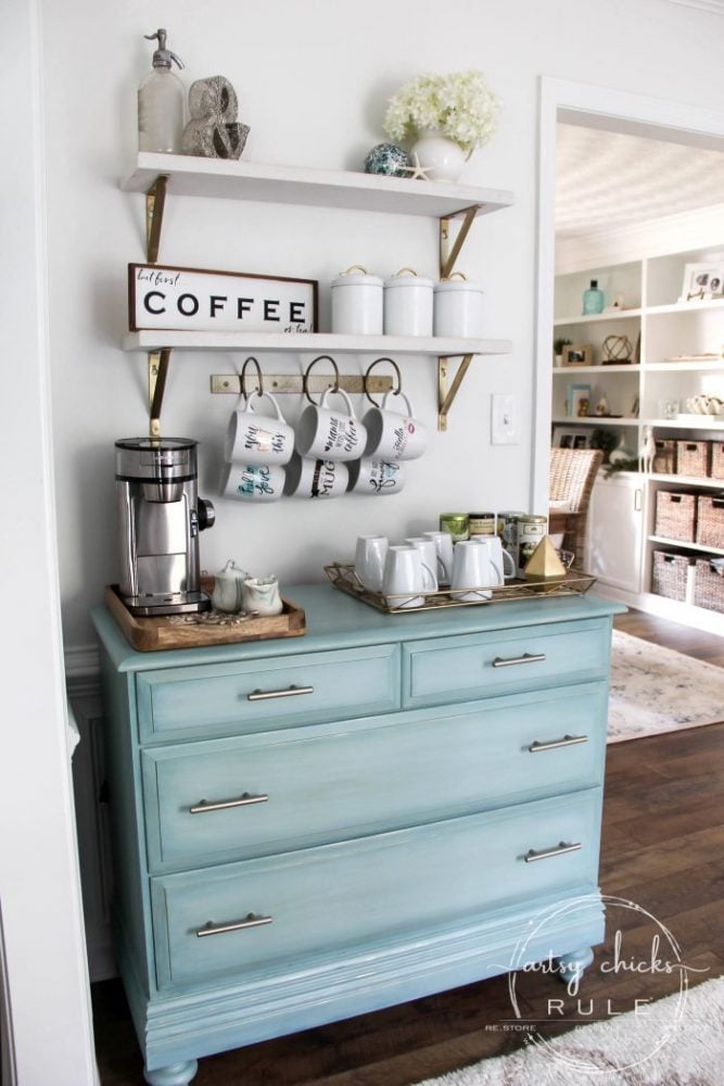 Aqua Dresser Coffee Bar dengan rak di atas dan rak mug gantung