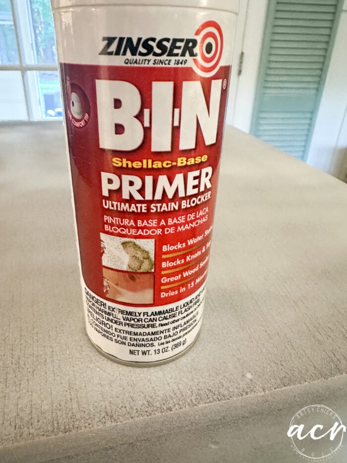 kaleng semprot primer di atas meja